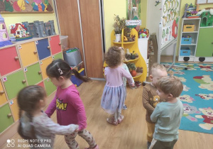 Dzieci tańczą do piosenki "Małe czerwone jabłuszko".